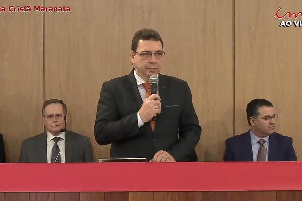 Pastor Josias Junior em trecho de um culto da Igreja Cristã Maranata