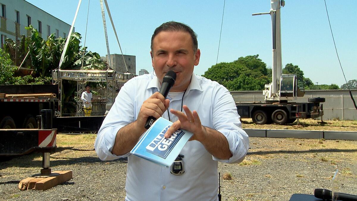 Reinaldo Gottino segura a ficha do Balanço Geral na frente da Passarela