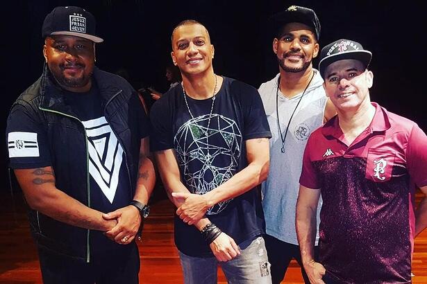 Meninos do grupo Sampa Crew em foto posada