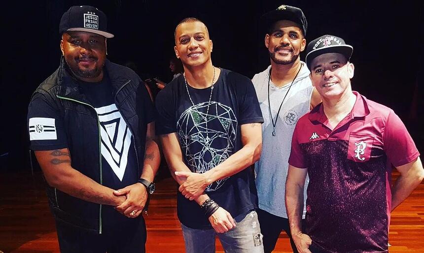 Meninos do grupo Sampa Crew em foto posada