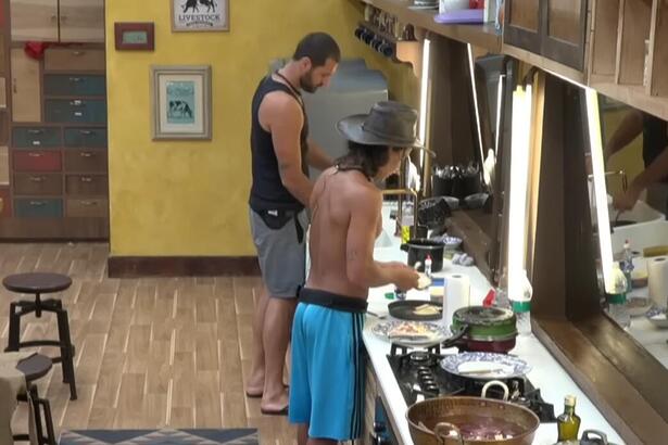 Shay e André durante conversa na cozinha de A Fazenda