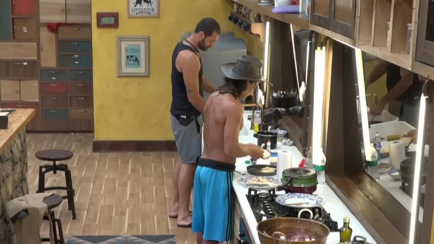 Shay e André durante conversa na cozinha de A Fazenda