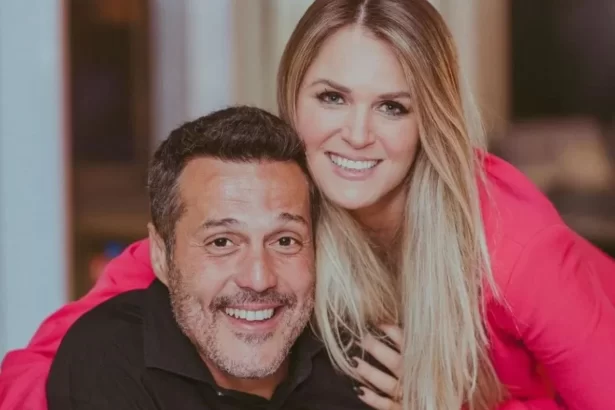 Julio César e Susana Werner abraçados, sorrindo, durante foto em família, no natal 2022