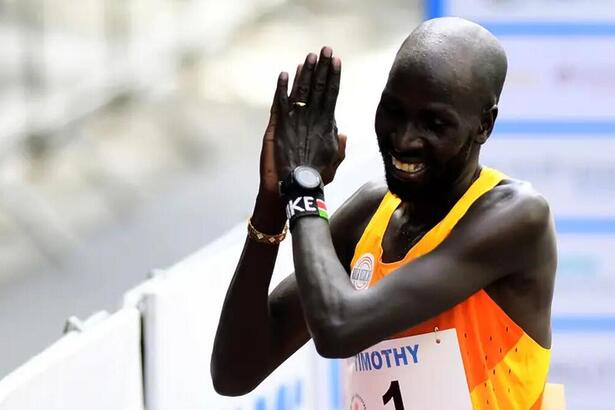 Timothy Kiplagat após vitória na São Silvestre