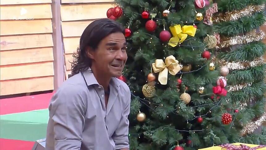 André Gonçalves chorando próximo a árvore de Natal de A Fazenda 15