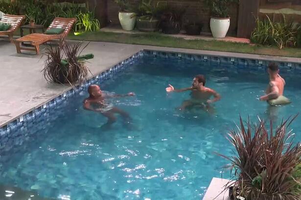 Cezar Black discute com Shay dentro da piscina de A Fazenda 15 enquanto Radamés observa