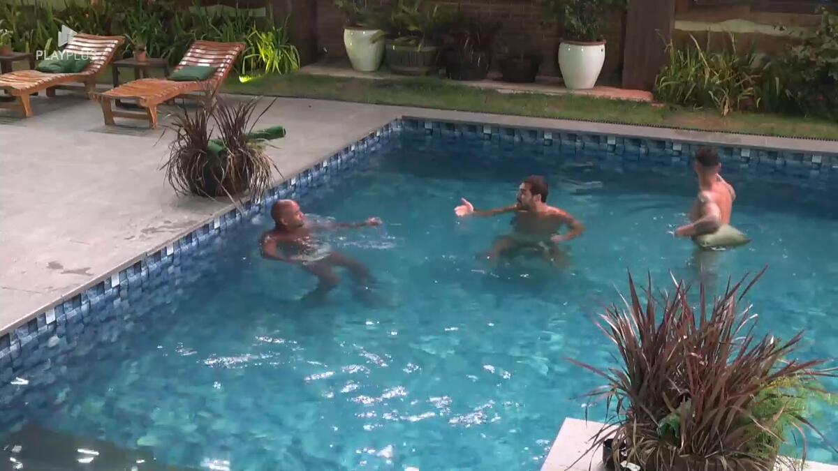 Cezar Black discute com Shay dentro da piscina de A Fazenda 15 enquanto Radamés observa
