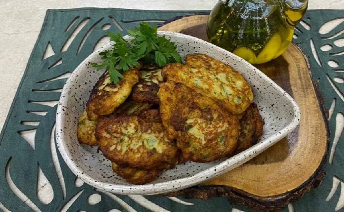 Bolinho de Bacalhau da Nívea Maria prontos no prato do É de Casa