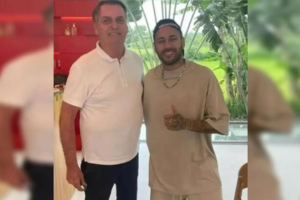 Jair Bolsonaro de camisa polo branca abraça Neymar