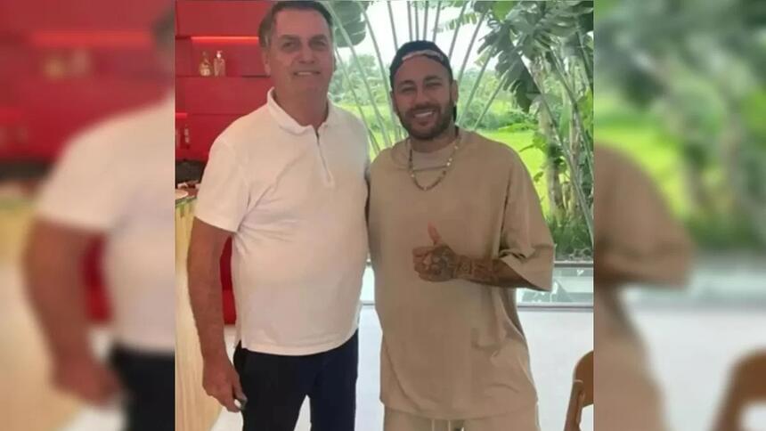 Jair Bolsonaro de camisa polo branca abraça Neymar