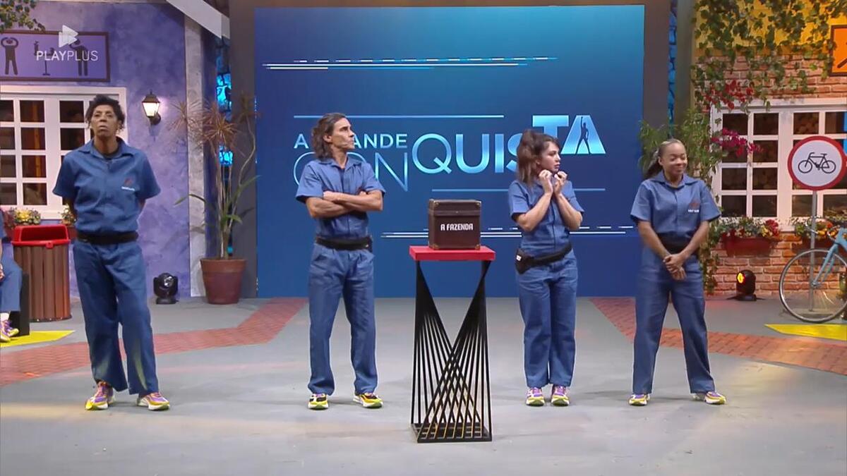 Marcia Fu, André Gonçalves, Nadja Pessoa e Lily Nobre no centro do cenário da Prova Especial de A Fazenda