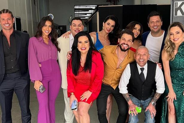 Dado Dolabella, Any Borges, Solange Gomes, Erick Ricarte, Gyselle, Alexandre Suíta, Luiza Ambiel, Thiago Servo e Rachel Sheherazade sorrindo para foto na porta do estúdio de gravação do Família Record