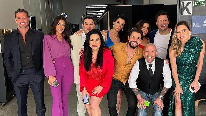 Dado Dolabella, Any Borges, Solange Gomes, Erick Ricarte, Gyselle, Alexandre Suíta, Luiza Ambiel, Thiago Servo e Rachel Sheherazade sorrindo para foto na porta do estúdio de gravação do Família Record