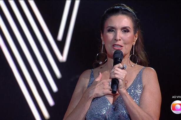 Fátima Bernardes coloca a mão no coração na final do The Voice Brasil 12