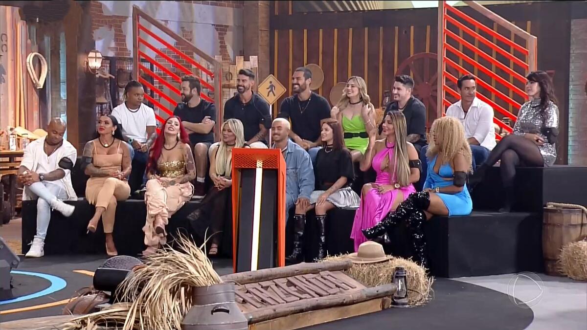 Elenco de A Fazenda 15 no campo de provas onde será a última festa