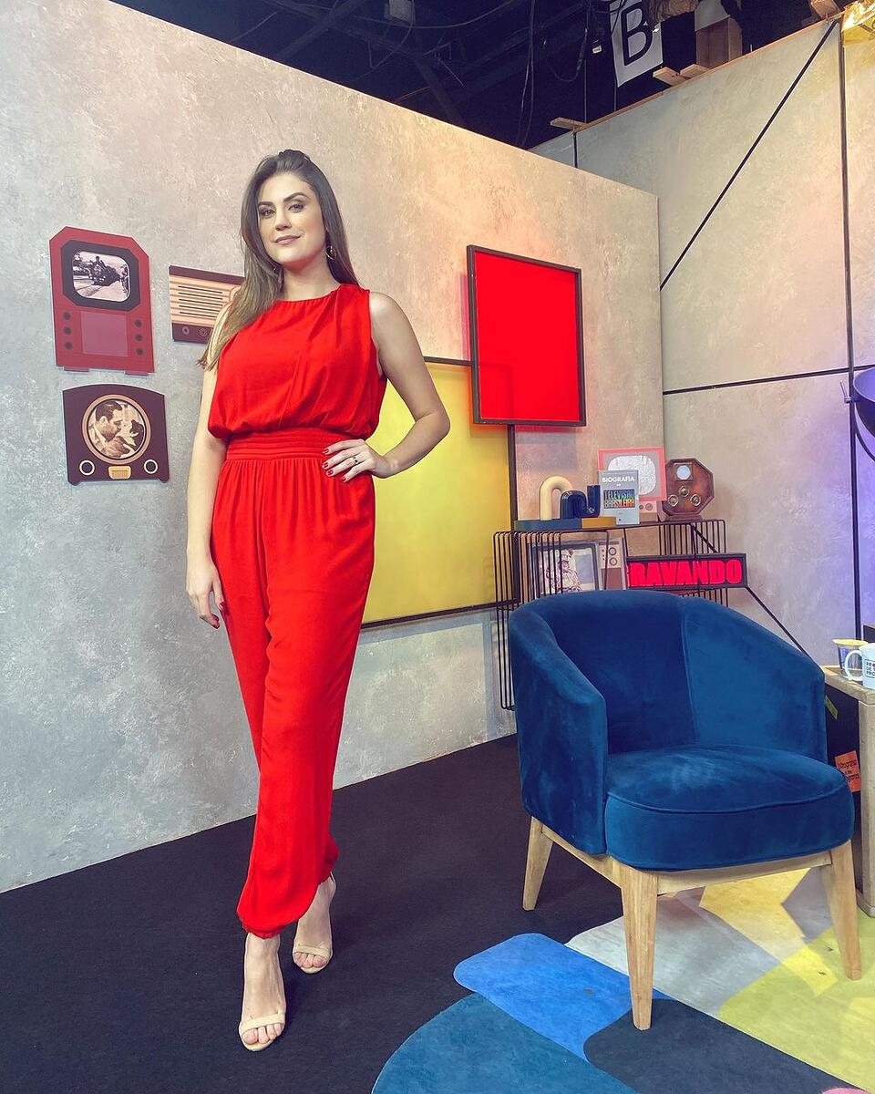 Gabriela França de conjunto vermelhon os bastidores do 'O Programa de Todos os Programas'