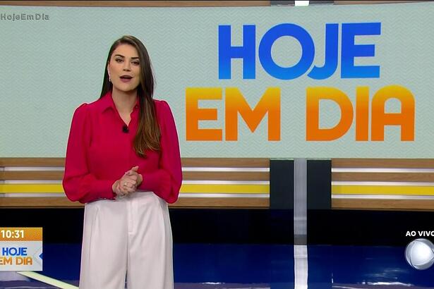 Gabriela França sorrindo durante apresentação do Hoje em Dia