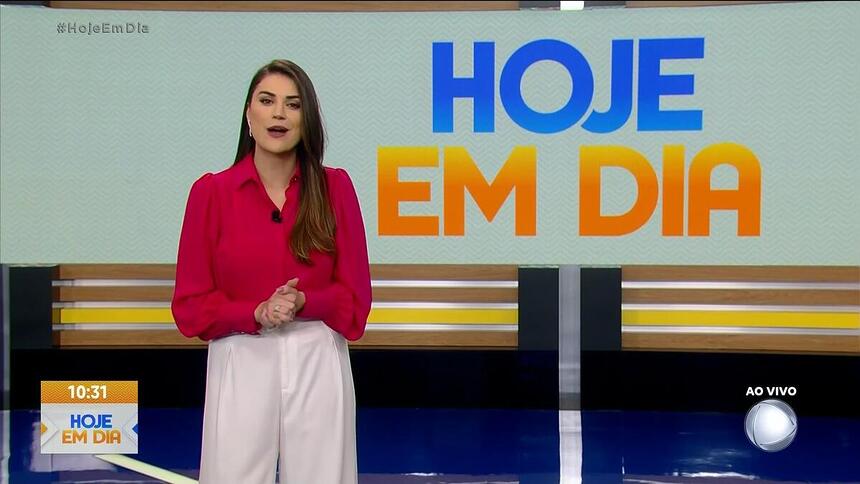 Gabriela França sorrindo durante apresentação do Hoje em Dia