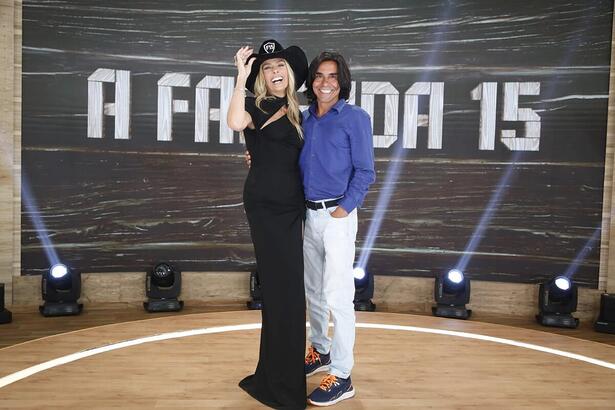 Adriane Galisteu ao lado de André Gonçalves na final de A Fazenda 15