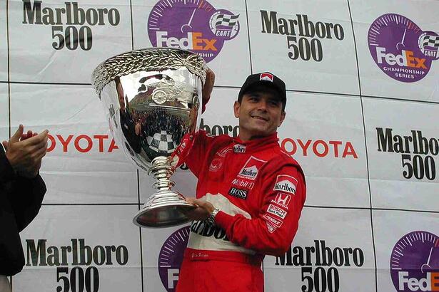 Gil de Ferran ergue a taça de campeão da Cart em 2000