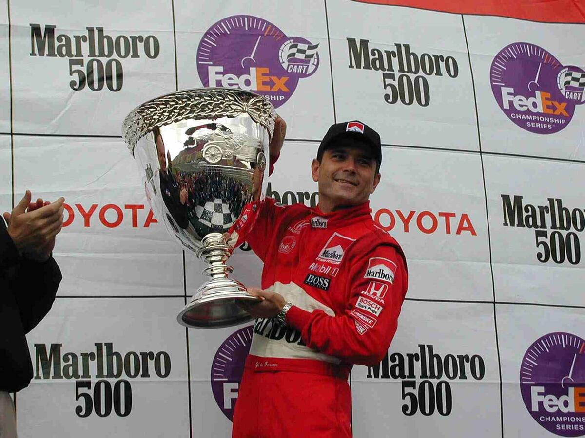Gil de Ferran ergue a taça de campeão da Cart em 2000