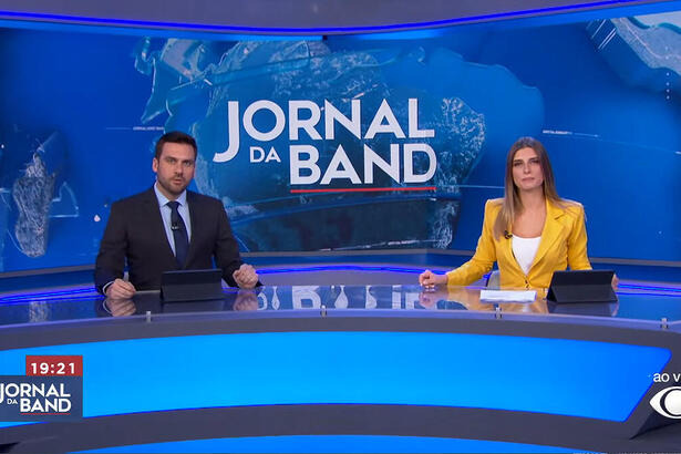 Douglas Santucci e Joana Treptow na bancada do Jornal da Band