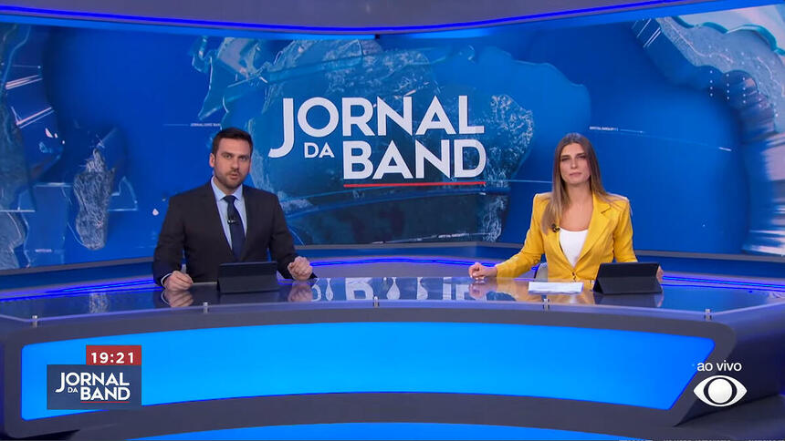 Douglas Santucci e Joana Treptow na bancada do Jornal da Band