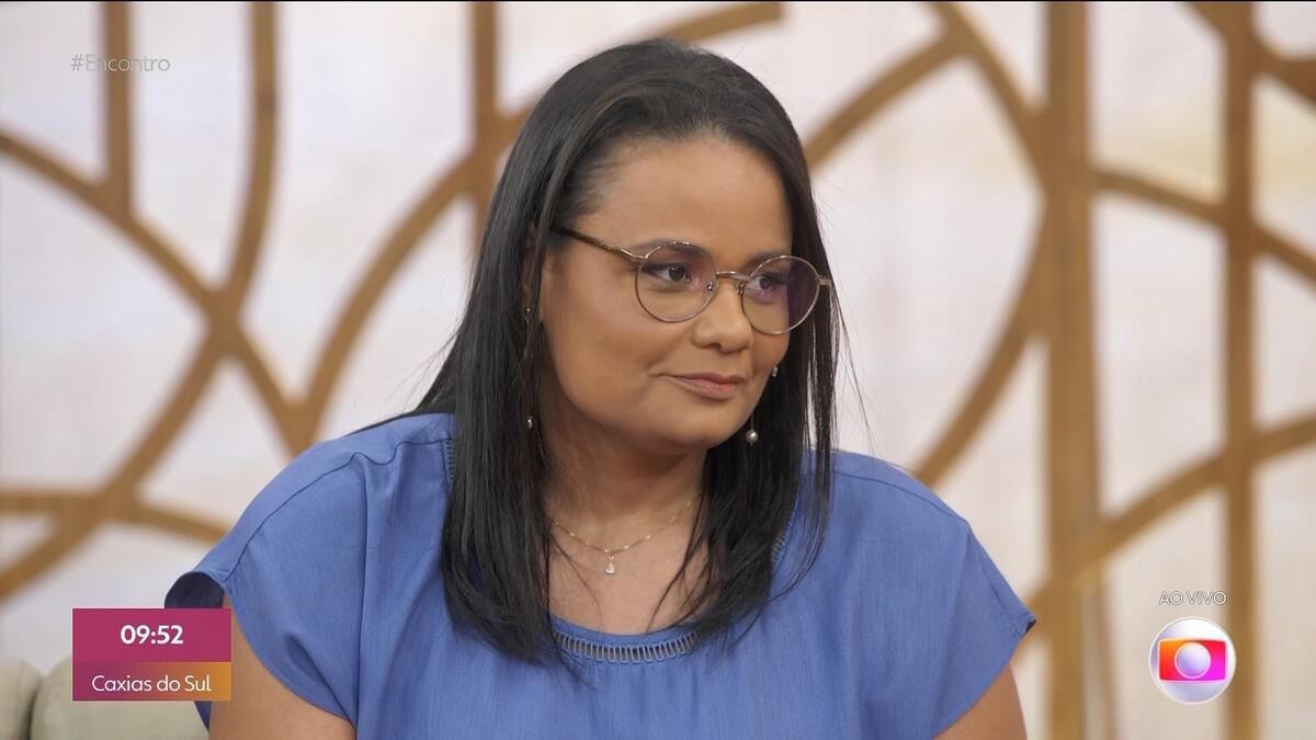 Jullie Dutra sorrindo no sofá do Encontro Com Patrícia Poeta