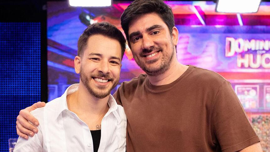 Junio Lima e Marcelo Adnet sorrindo nos bastidores do Domingão