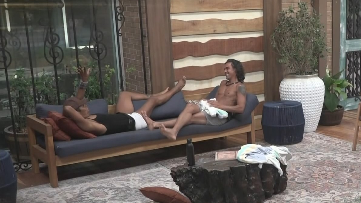 Marcia Fu e André Gonçalves sorrindo após combinarem voto