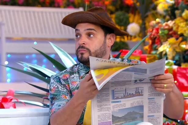 Matheus Ceará lendo jornal no banquinho do A Praça é Nossa