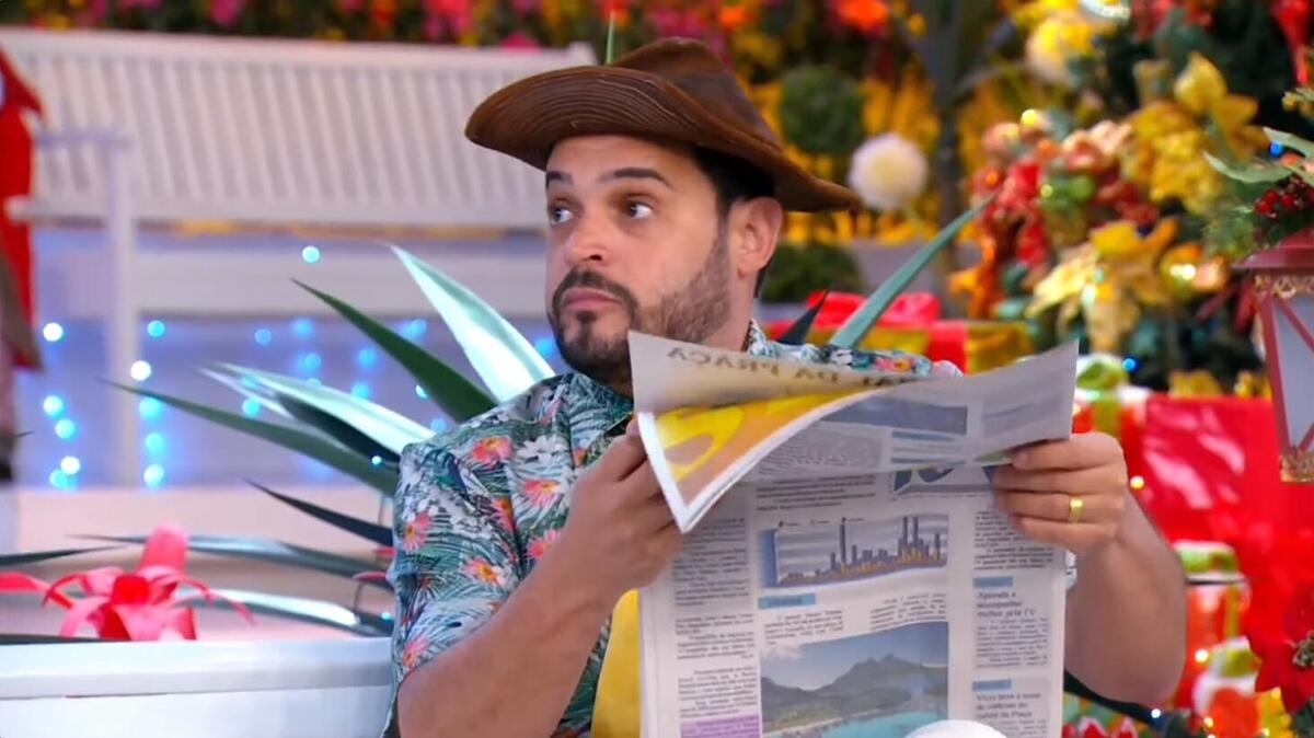 Matheus Ceará lendo jornal no banquinho do A Praça é Nossa