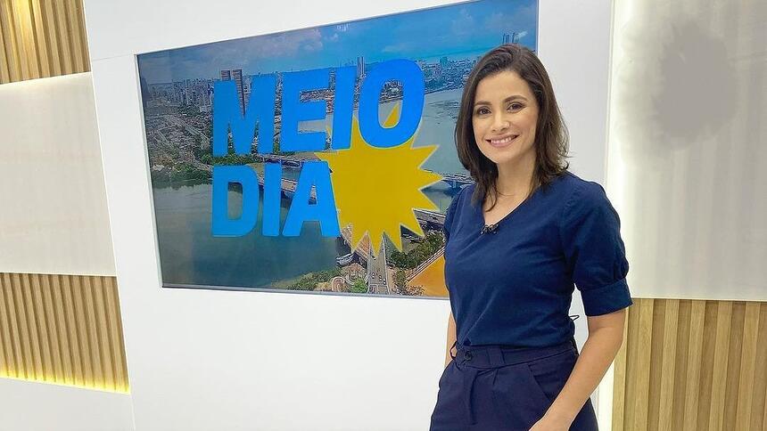 Anne Barretto sorridente no cenário do Meio Dia