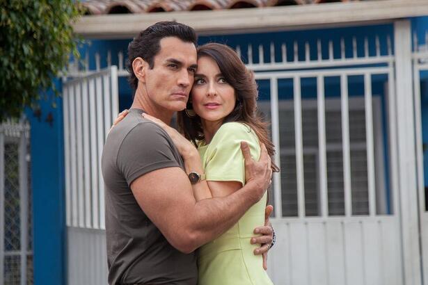 Susana González e David Zepeda se abraçam em cena da novela Minha Fortuna é Te Amar do SBT