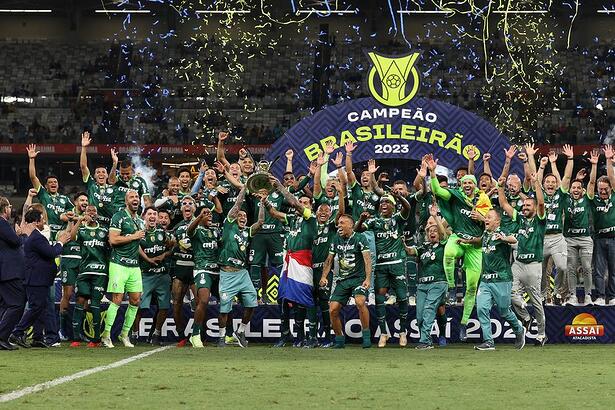 Os jogadores Dudu e Gustavo Gómez, da SE Palmeiras, levantam o troféu da conquista do Campeonato Brasileiro, Série A, após jogo contra a equipe do Cruzeiro EC, em partida válida pela trigésima oitava rodada, no Estádio do Mineirão