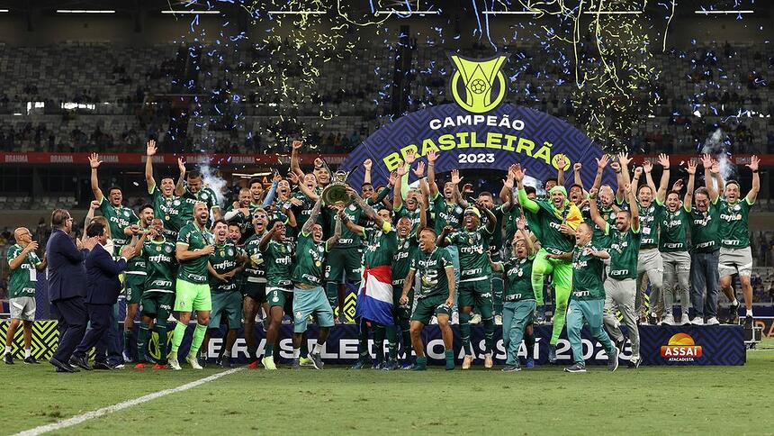 Os jogadores Dudu e Gustavo Gómez, da SE Palmeiras, levantam o troféu da conquista do Campeonato Brasileiro, Série A, após jogo contra a equipe do Cruzeiro EC, em partida válida pela trigésima oitava rodada, no Estádio do Mineirão