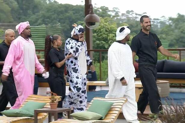 Tonzão vestido de porco, Radamés vestido de vaca e Cezar Black de ovelha descem para a última Prova de Fogo de A Fazenda 15