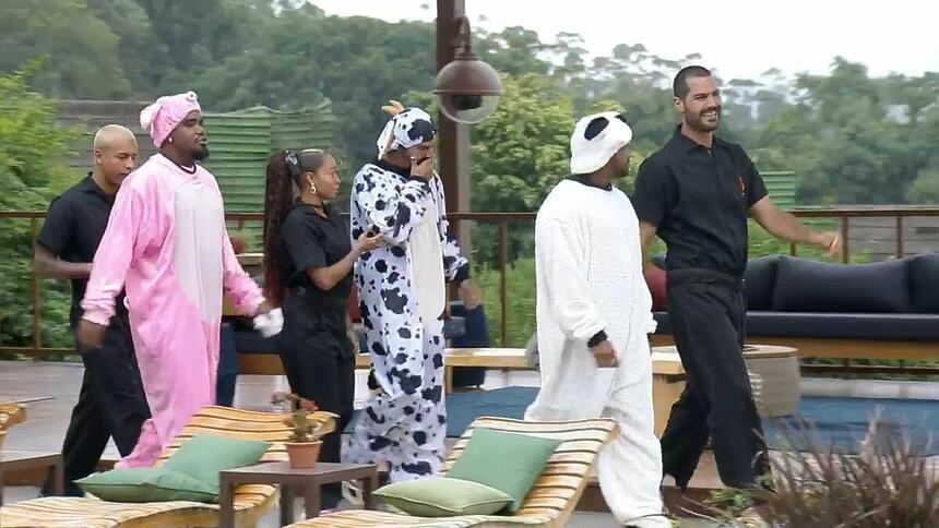 Tonzão vestido de porco, Radamés vestido de vaca e Cezar Black de ovelha descem para a última Prova de Fogo de A Fazenda 15