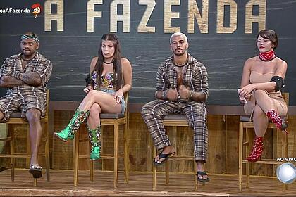 Cezar Black, Jaquelline, Yuri e Nadja sentados no banquinho da 11ª Roça A Fazenda15