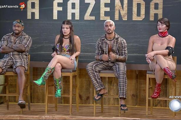 Cezar Black, Jaquelline, Yuri e Nadja sentados no banquinho da 11ª Roça A Fazenda15