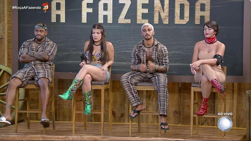 Cezar Black, Jaquelline, Yuri e Nadja sentados no banquinho da 11ª Roça A Fazenda15