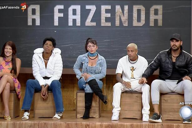 Jaquelline, Marcia Fu, Nadja Pessoa, WL e Shau sentados no banquinho da 13ª Roça de A Fazenda 15