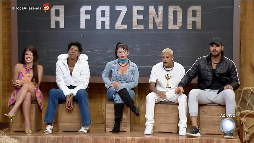 Jaquelline, Marcia Fu, Nadja Pessoa, WL e Shau sentados no banquinho da 13ª Roça de A Fazenda 15