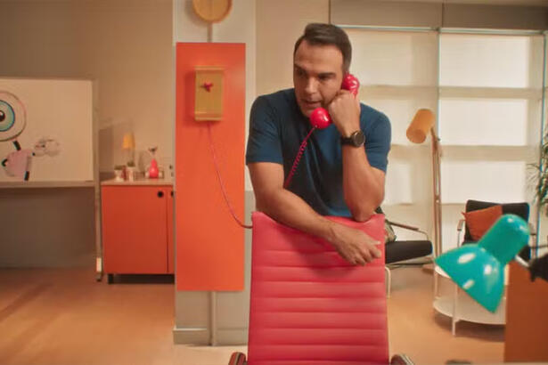 Tadeu Schmidt atendendo um telefone durante gravação de chamada do BBB 24