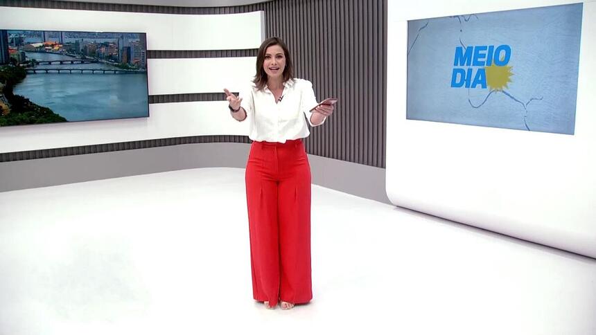 Anne Barretto abre os braços na abertura do TV Jornal Meio Dia