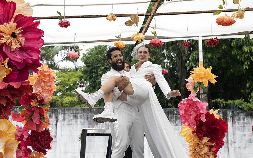 Ramiro segura Kelvin no colo em cena de casamento