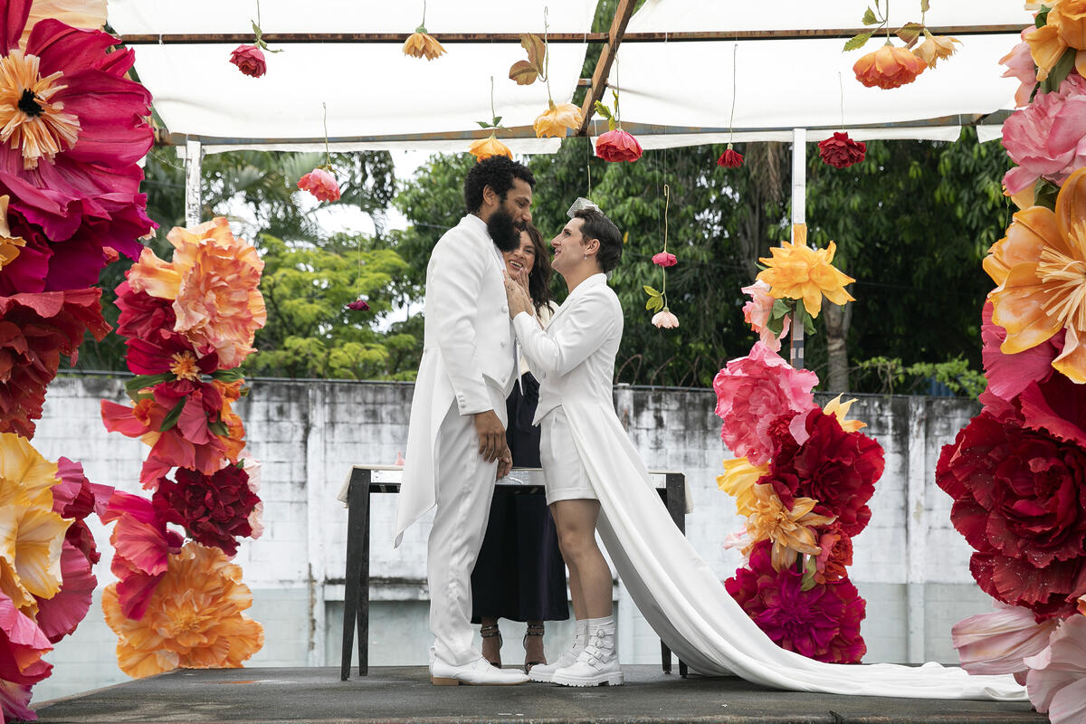 Ramiro e Kelvin no casamento no último capítulo de Terra e Paixão