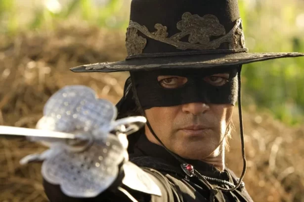 Antonio Banderas em trecho do filme A Lenda Do Zorro