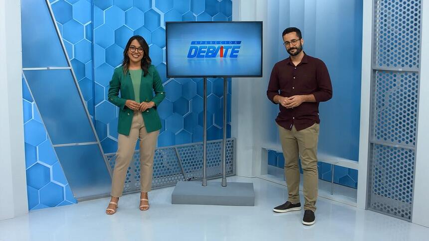 Rafaela Lourenço e Guilherme Machado no cenário do Aparecida Debate