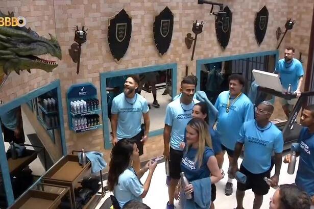 Brothers conhecendo a academia do BBB 24, com uma decoração medieval
